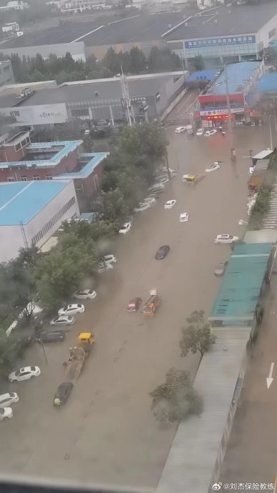 津冀迎今年来最强降雨 道路水浸司机弃车逃生