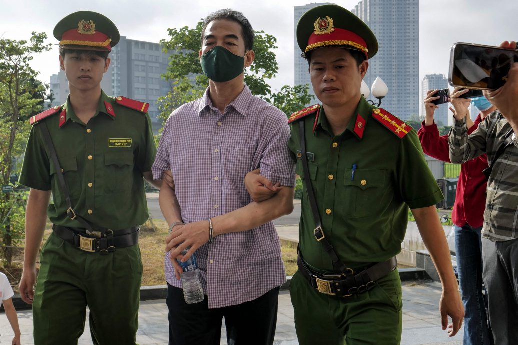 涉冠病救援包机受贿案 越南逾50名高官受审