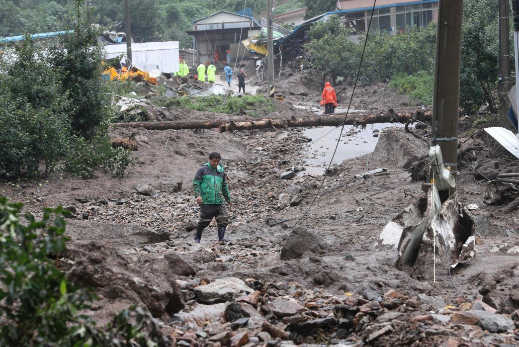看世界主照换图说)韩国持续暴雨引发山体滑坡 20人死亡10多人失踪