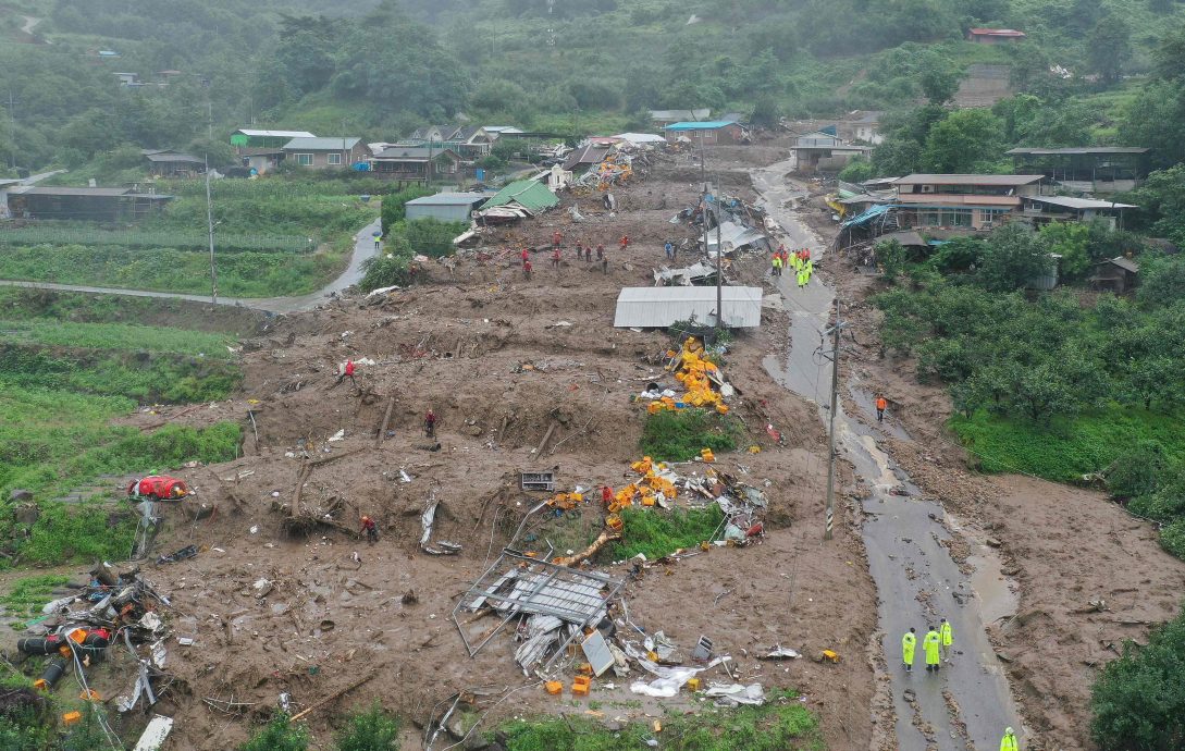 看世界主照换图说)韩国持续暴雨引发山体滑坡 20人死亡10多人失踪