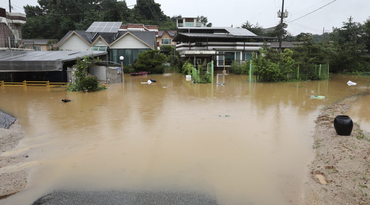 看世界主照换图说)韩国持续暴雨引发山体滑坡 20人死亡10多人失踪