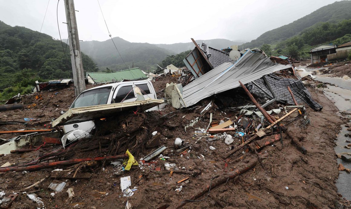 看世界主照换图说)韩国持续暴雨引发山体滑坡 20人死亡10多人失踪
