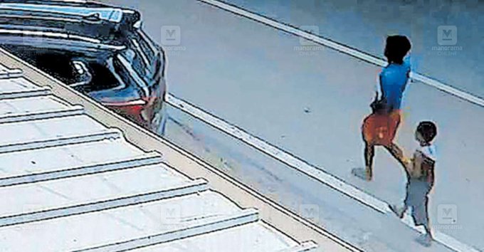 看世界/男邻居“买果汁”当街诱拐!印度5岁女童遭性侵 弃尸麻布袋