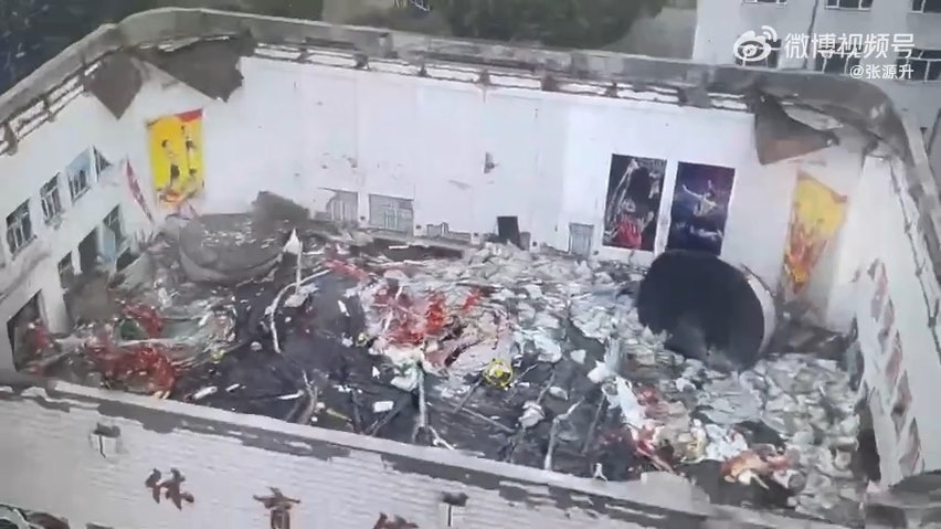 看世界/黑龙江一间中学体育馆楼顶坍塌 逾10人被困