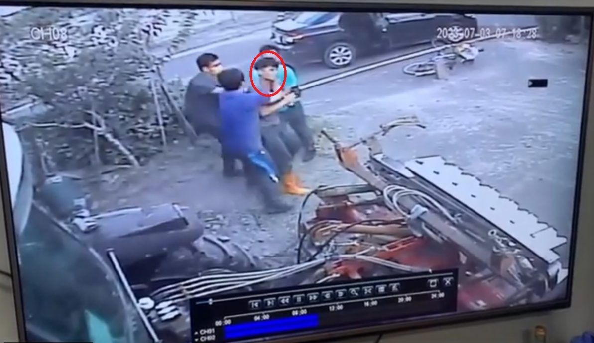 视频 / 警抓非法外劳认错人 少年遭勒颈撞伤满脸血