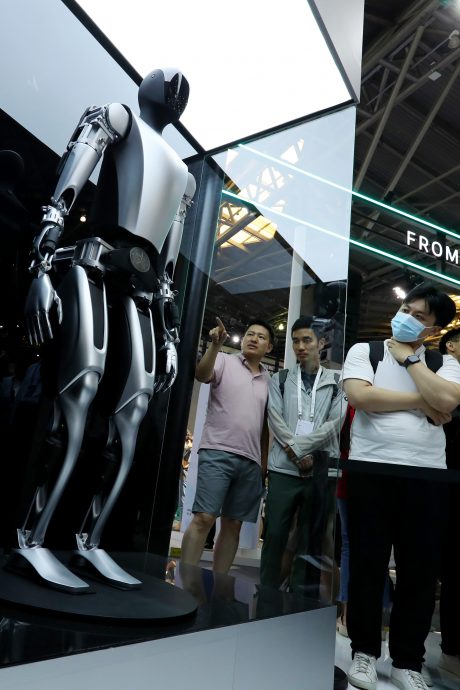 视频 | 上海AI大会∕Tesla机械人Optimus现身 身高172公分可单手举起钢琴