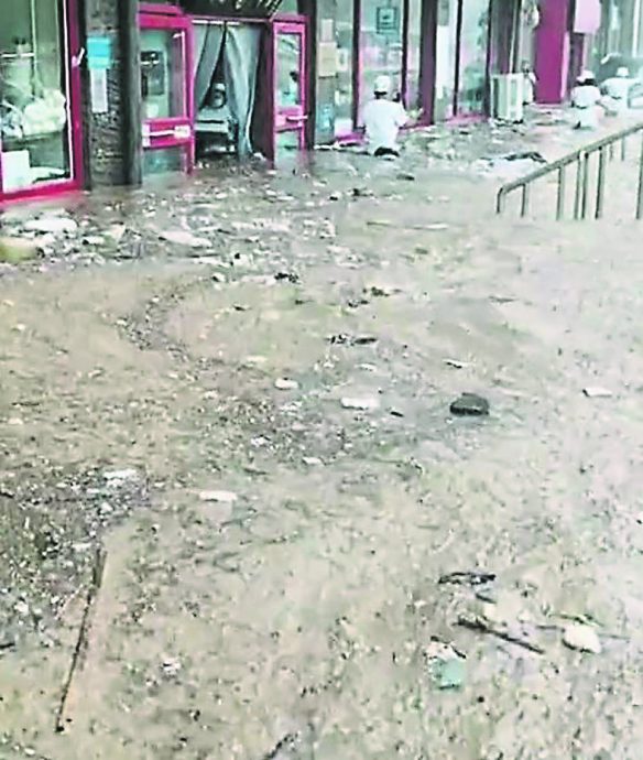 视频|北京门头沟暴雨惊见“游车河” 大量汽车在泥水中漂流