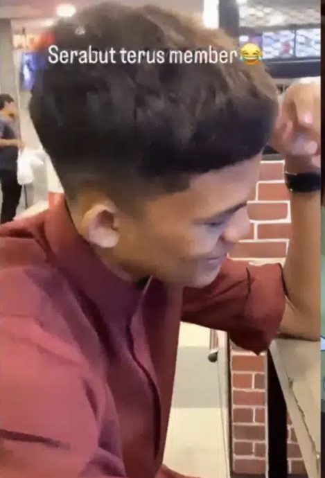 视频|新人戴戒指小孩翻滚抢镜 摄影师抓狂“做剪辑会疯掉!“