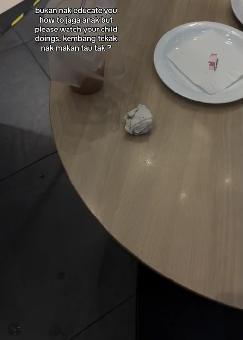 视频|顽童楼上玩吐口水吐中饮料 女子抓狂:一天好心情被破坏!