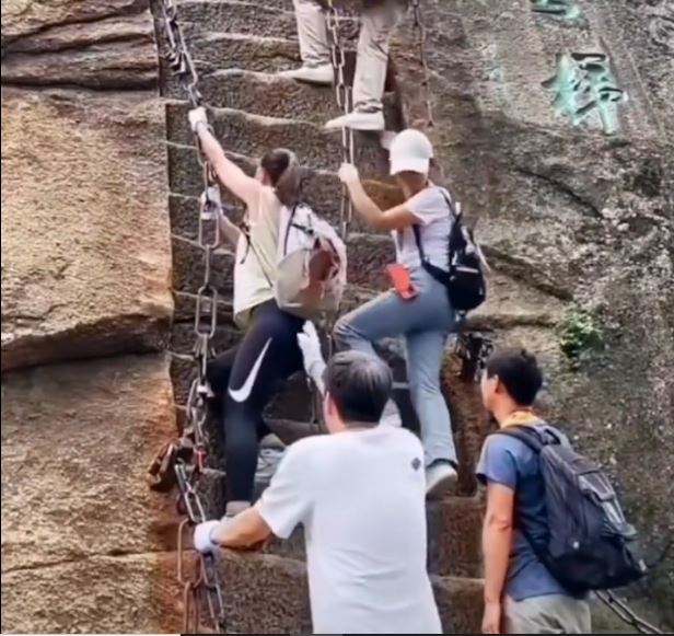 视频|爬华山云梯不慎踩空 女游客头向下垂直跌落