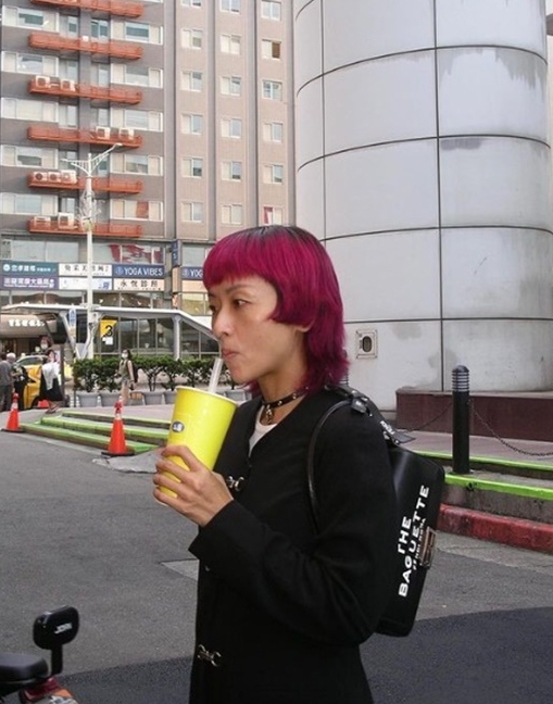 陈奕迅18岁女儿真面目引热议 眼大鼻尖网赞美过妈妈