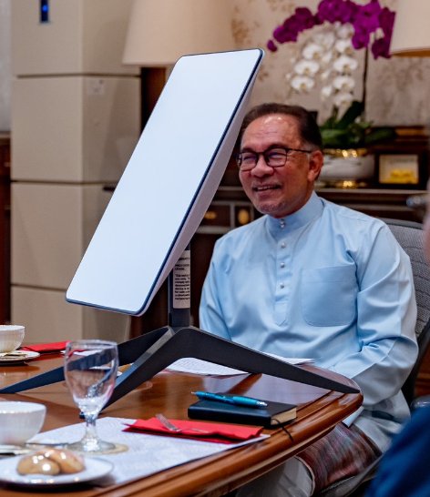 首相视讯会议需大白板打光? 网民恍然大悟:原来是它!