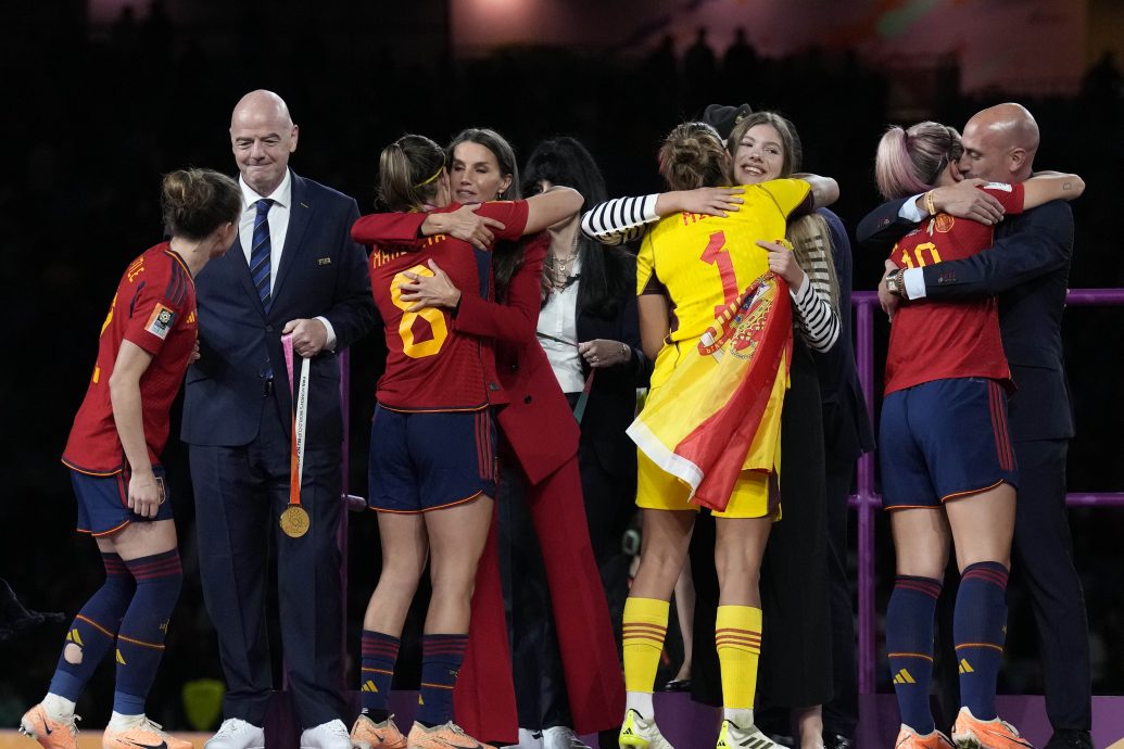 2023女足世界杯| 奖台上嘴对嘴亲吻女球员遭抨击 西足总会长:我承认错了