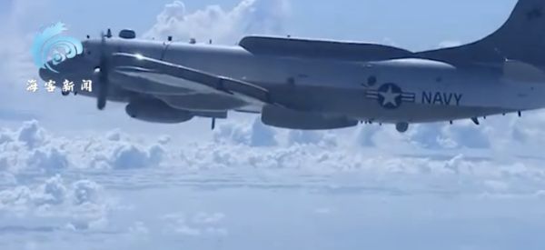 东部战区释“战机超近距离驱离美EP-3”画面 机身“NAVY”清晰可见