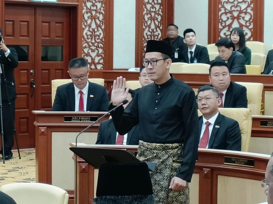 (全国版)身穿马来装宣誓州议员 胡智胜:配合国庆穿国服