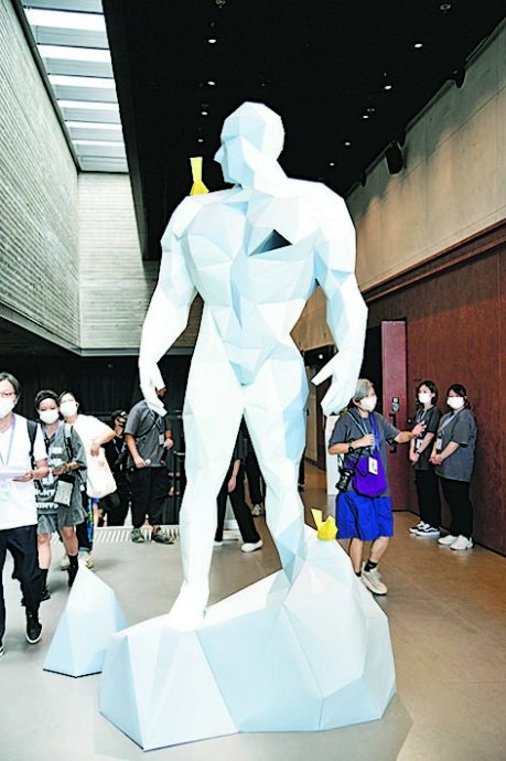 刘德华秀11岁爱女画作 骄傲自豪:画唱好过我!