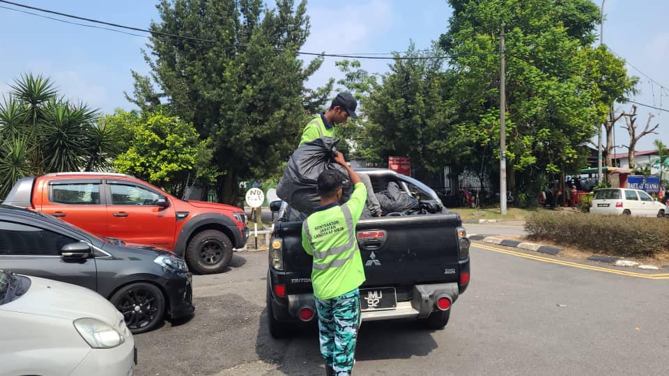 **已签发**柔:第三版头条:承包商员工海边乱丢垃圾,新山市政厅警告立即清理