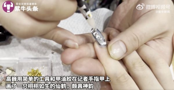 指盖彩绘“千里江山图” 中国残疾男“20年磨一剑”夺冠