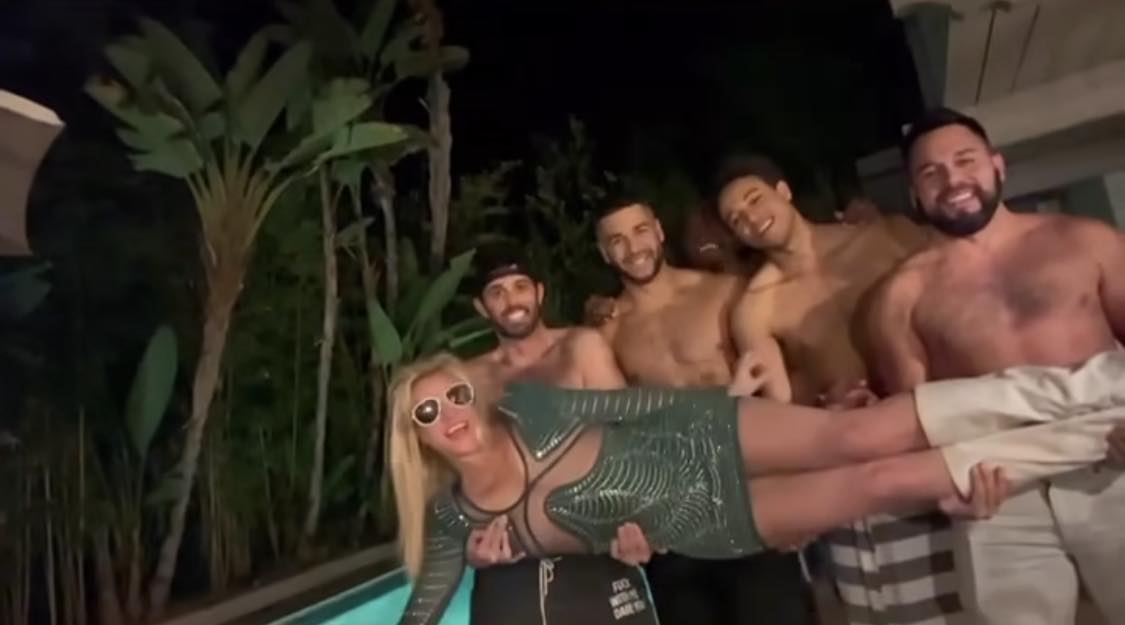 碧妮史毕丝爽办离婚派对 猛男舔脚吓坏网