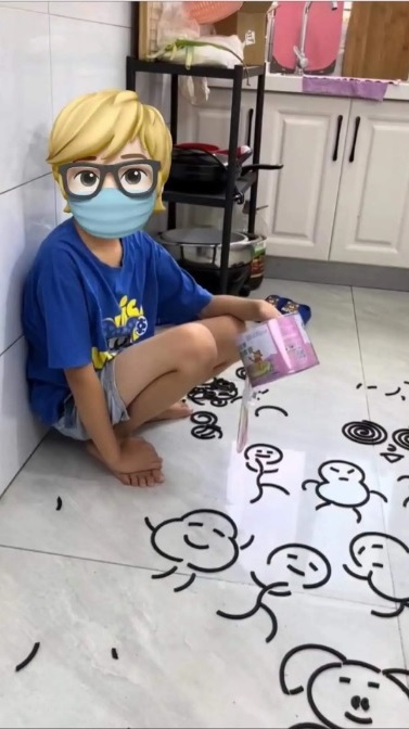 视频|小男孩太有才! 断蚊香摆出可爱卡通表情包