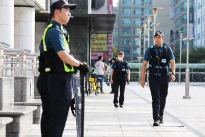 韩再传持刀攻击! 男子闯高中刺伤老师逃逸