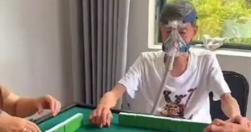 (视频)72岁老人戴氧气面罩打麻将,女儿:父亲开心最重要