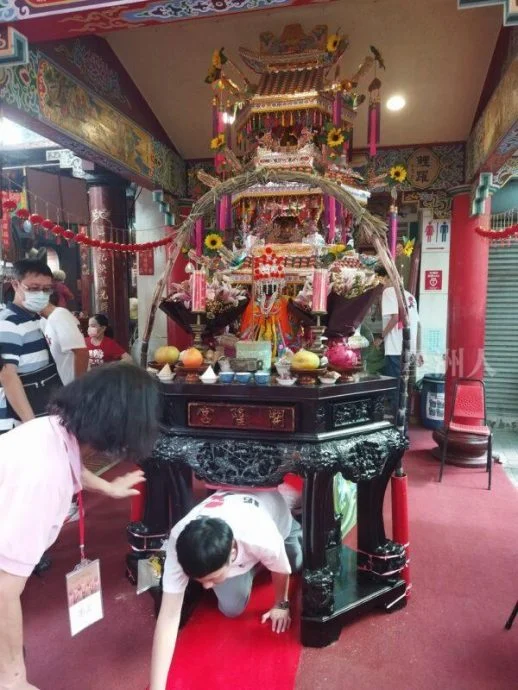 做十六歲的少年從七娘媽亭底下鑽過_1