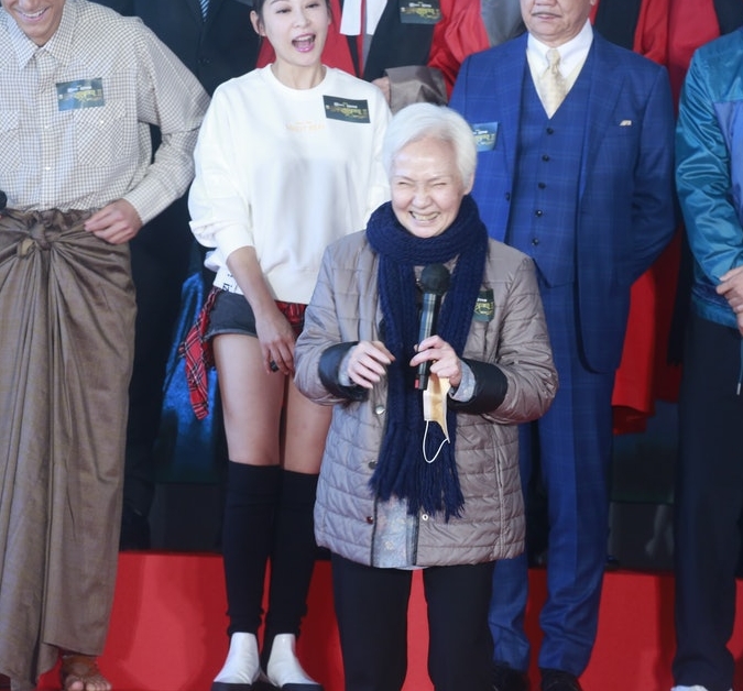 78岁雪妮退休3年难得露面 双耳失聪依靠助听器