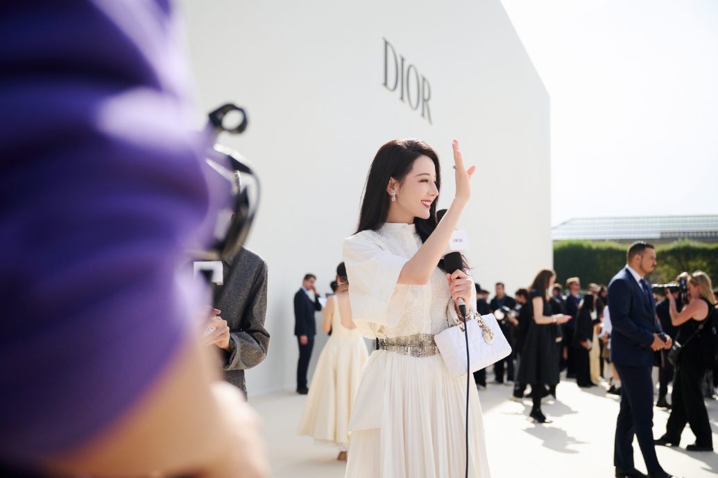 Dior秀场|迪丽热巴顶烈日候场 Jisoo坐专车入场