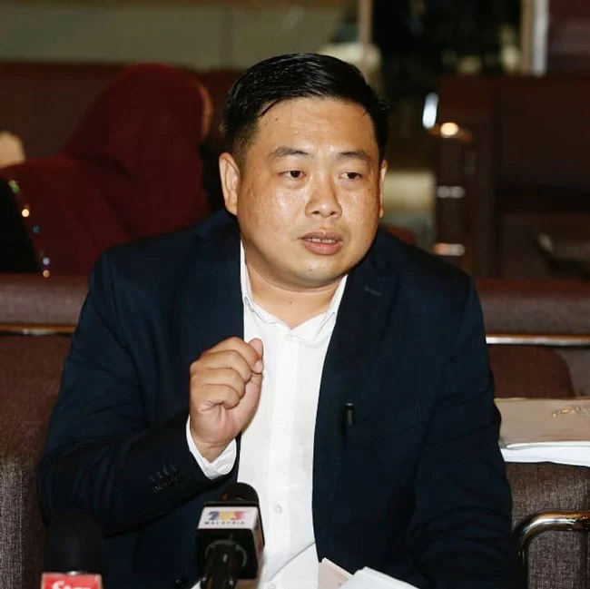 独家|司机称开车没玩手机接罚单好冤 律师:当场可拒签但需上庭
