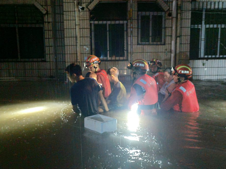 天下事主文∕ 广东多地持续暴雨 深圳水库凌晨排洪