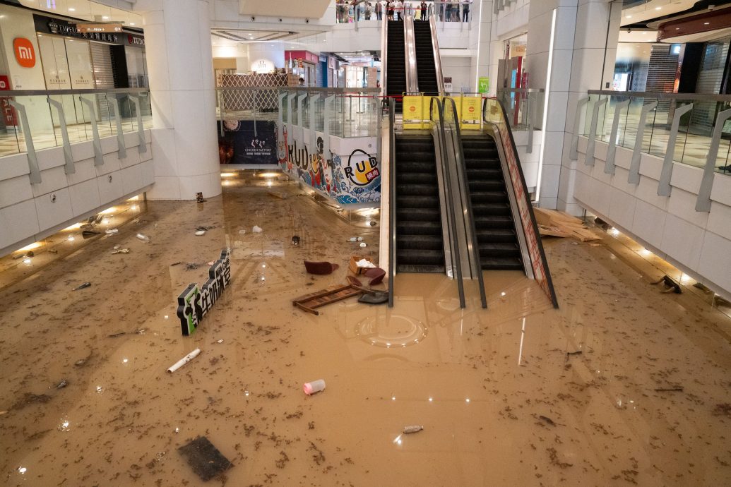 天下事主文∕ 广东多地持续暴雨 深圳水库凌晨排洪