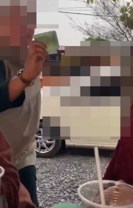 女小贩不满顾客说教 丢回钱“谁稀罕你的RM8”