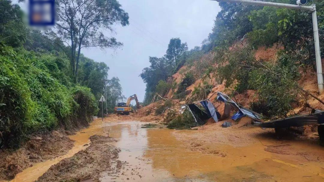 广西玉林特大暴雨引发山泥倾泻 酿7死