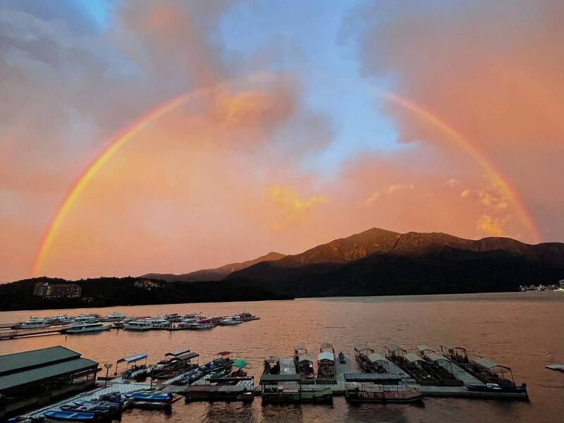 拼盘/台风前夕日月潭惊见彩虹+火烧云 气象局:预警天气不稳
