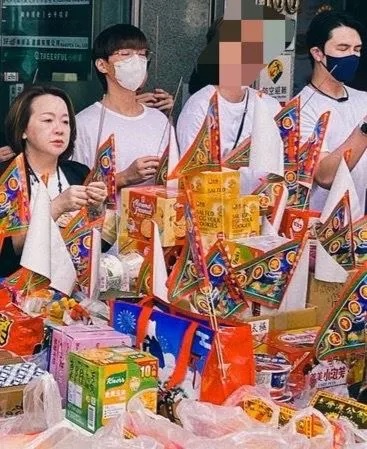 炎亚纶神隐2个月 同框谢佳见拜普渡