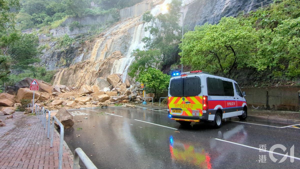 直击耀兴道山泥倾泻现场 巨石挡路 有街坊到场打卡