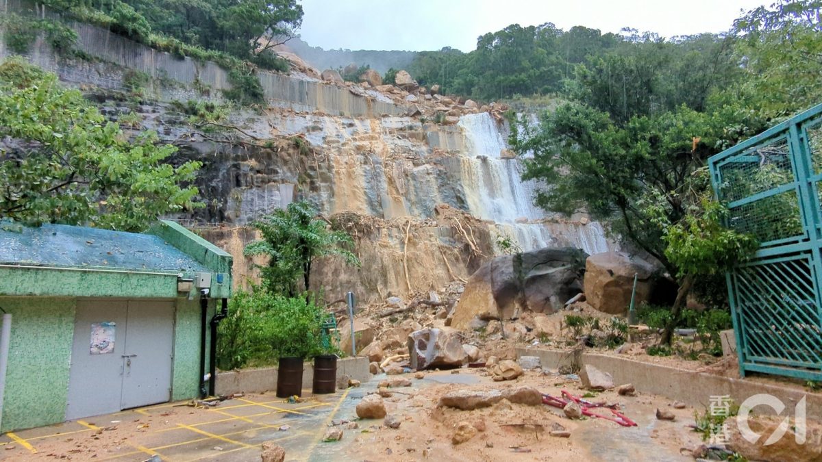直击耀兴道山泥倾泻现场 巨石挡路 有街坊到场打卡