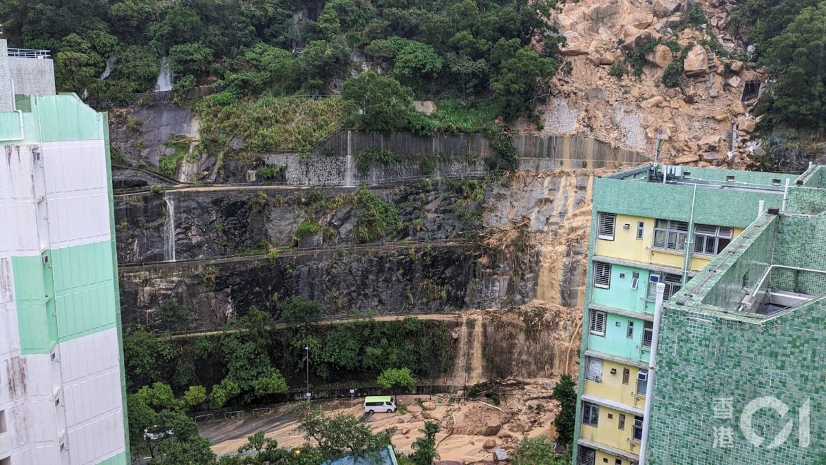 直击耀兴道山泥倾泻现场 巨石挡路 有街坊到场打卡
