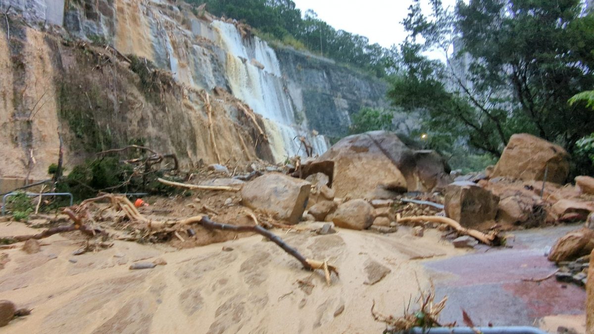 直击耀兴道山泥倾泻现场 巨石挡路 有街坊到场打卡