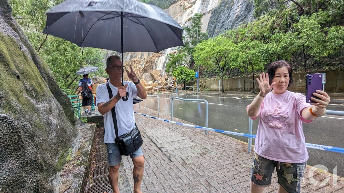 直击耀兴道山泥倾泻现场 巨石挡路 有街坊到场打卡