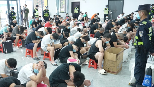 看世界/与缅甸开展联合打击行动 中国公安捣破11电诈窝点拘捕疑犯269人