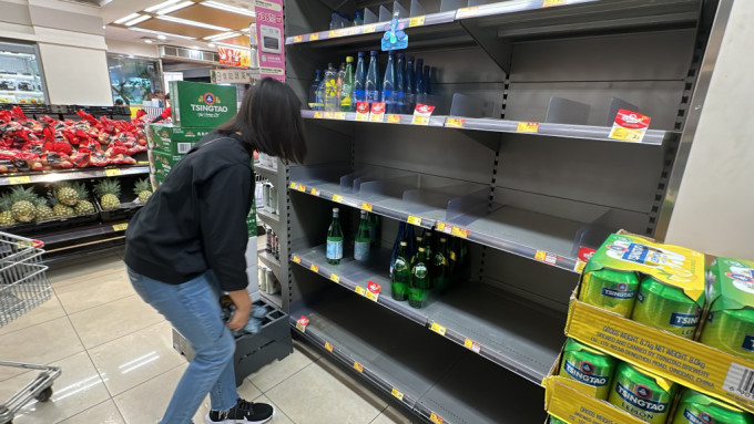 耀东邨4幢楼无食水咸水 居民到超市抢水 开路无期