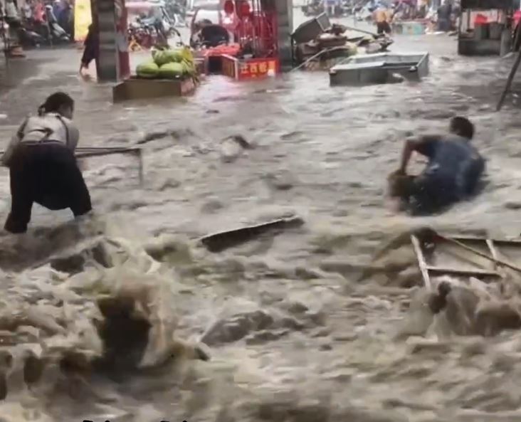 西安都有世纪暴雨? 街头被浸商贩不要命力保“揾食工具”