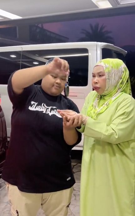 视频|18岁女儿送50万豪车 粉红女商:她用现金买的!