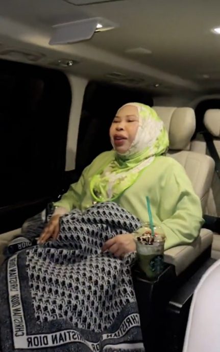 视频|18岁女儿送50万豪车 粉红女商:她用现金买的!