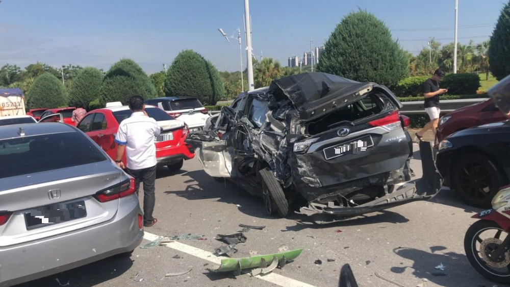 阿斯玛迪:沙石罗里失控冲撞被截停的车辆酿成2死6伤
