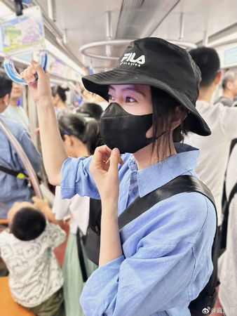 高圆圆骑脚车接女儿放学 网赞:这才是生活