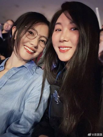 高圆圆骑脚车接女儿放学 网赞:这才是生活