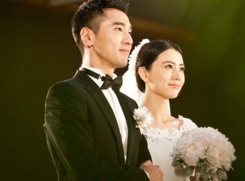 高圆圆骑脚车接女儿放学 网赞:这才是生活